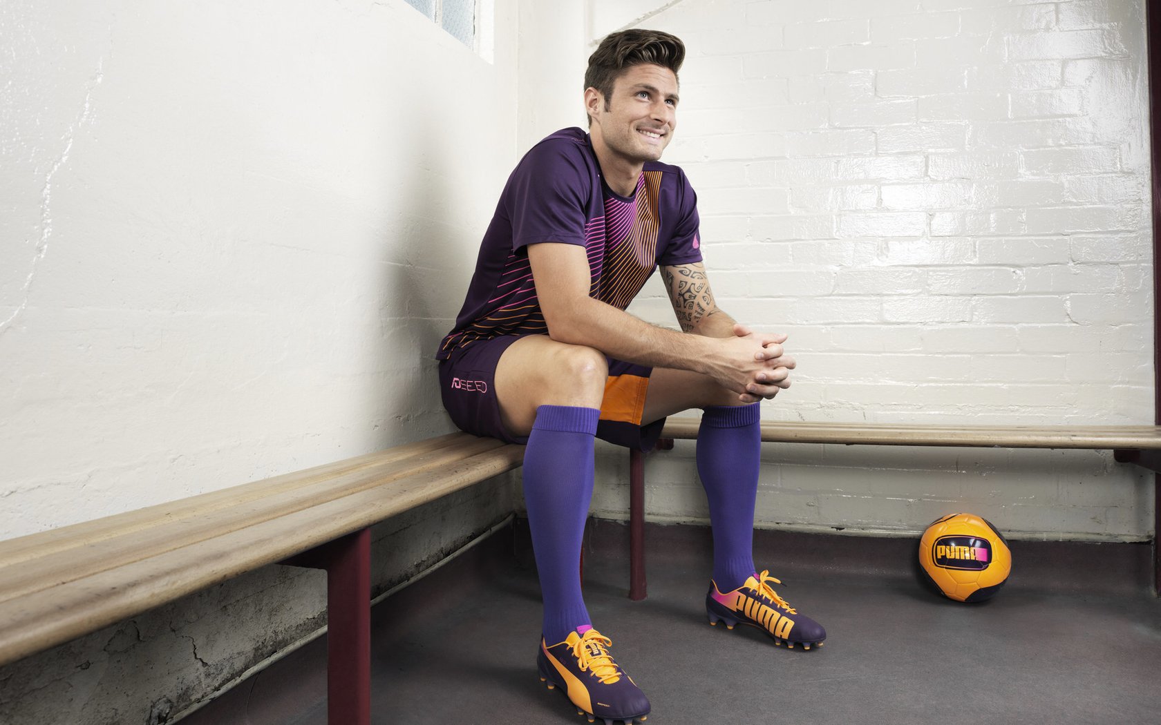 AIYOUXI.COM-纽伦堡中场组织体系渐成熟，纽伦堡主场球衣