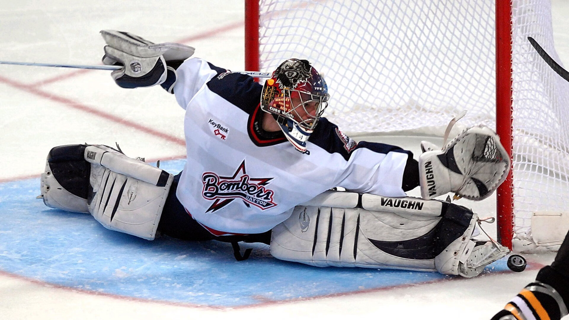 爱游戏登录入口-三队联赛排名竞争激烈，三队争夺冠亚季赛程安排